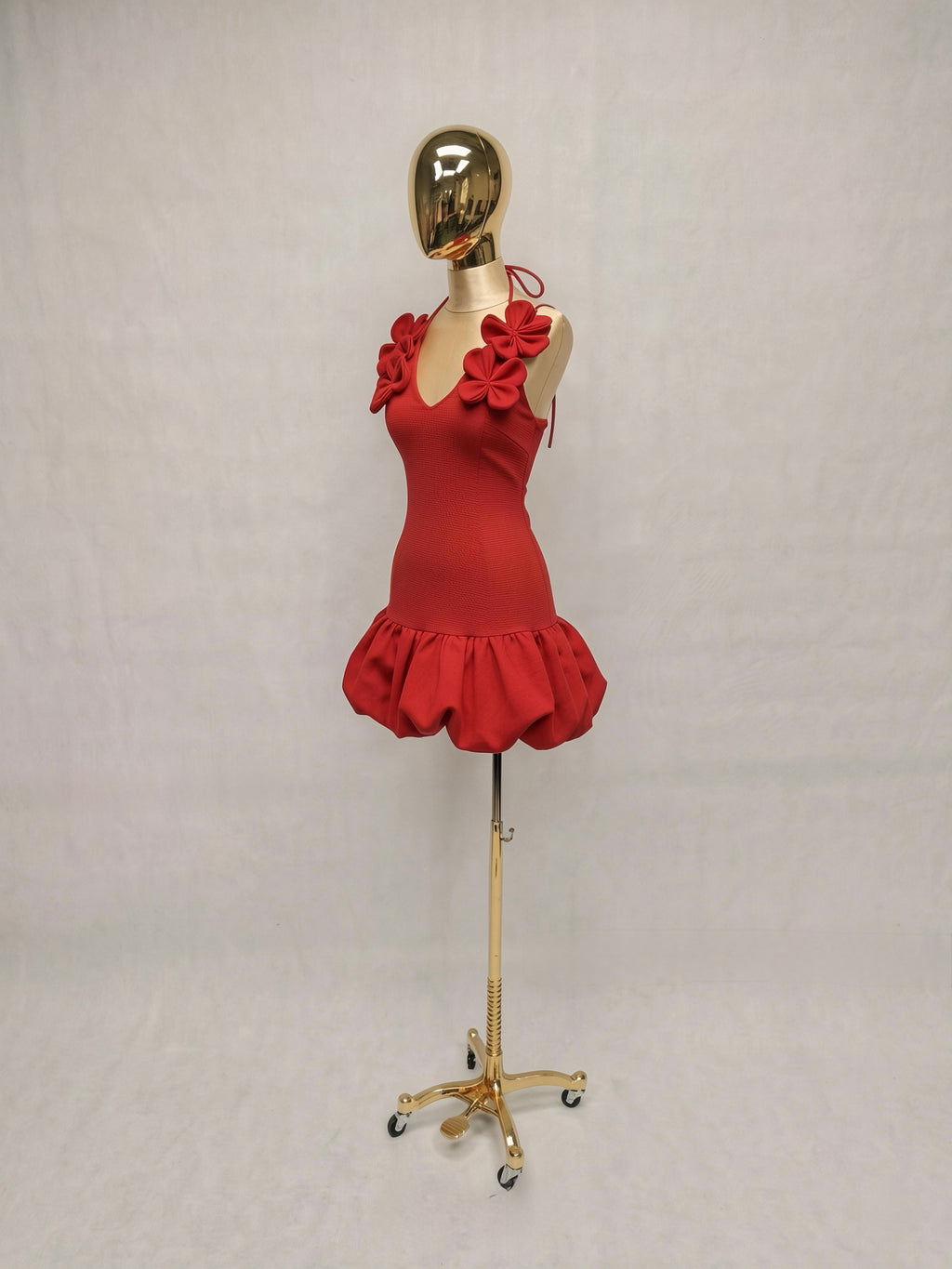 Vestido Escote con Flor y Olanes con Flores