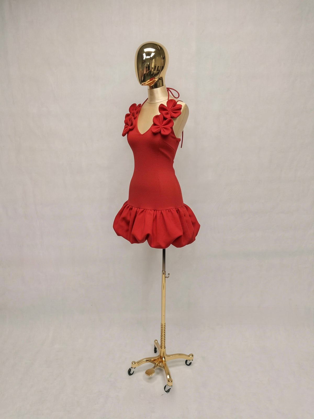 Vestido Escote con Flor y Olanes con Flores