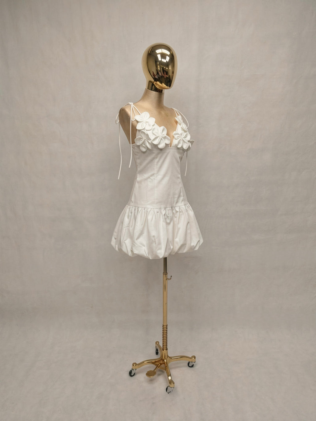 Vestido Escote con Flor y Olanes con Flores