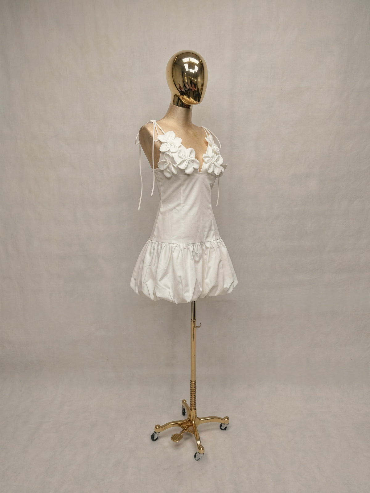 Vestido Escote con Flor y Olanes con Flores