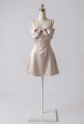Vestido Satinado con Escote con Moño