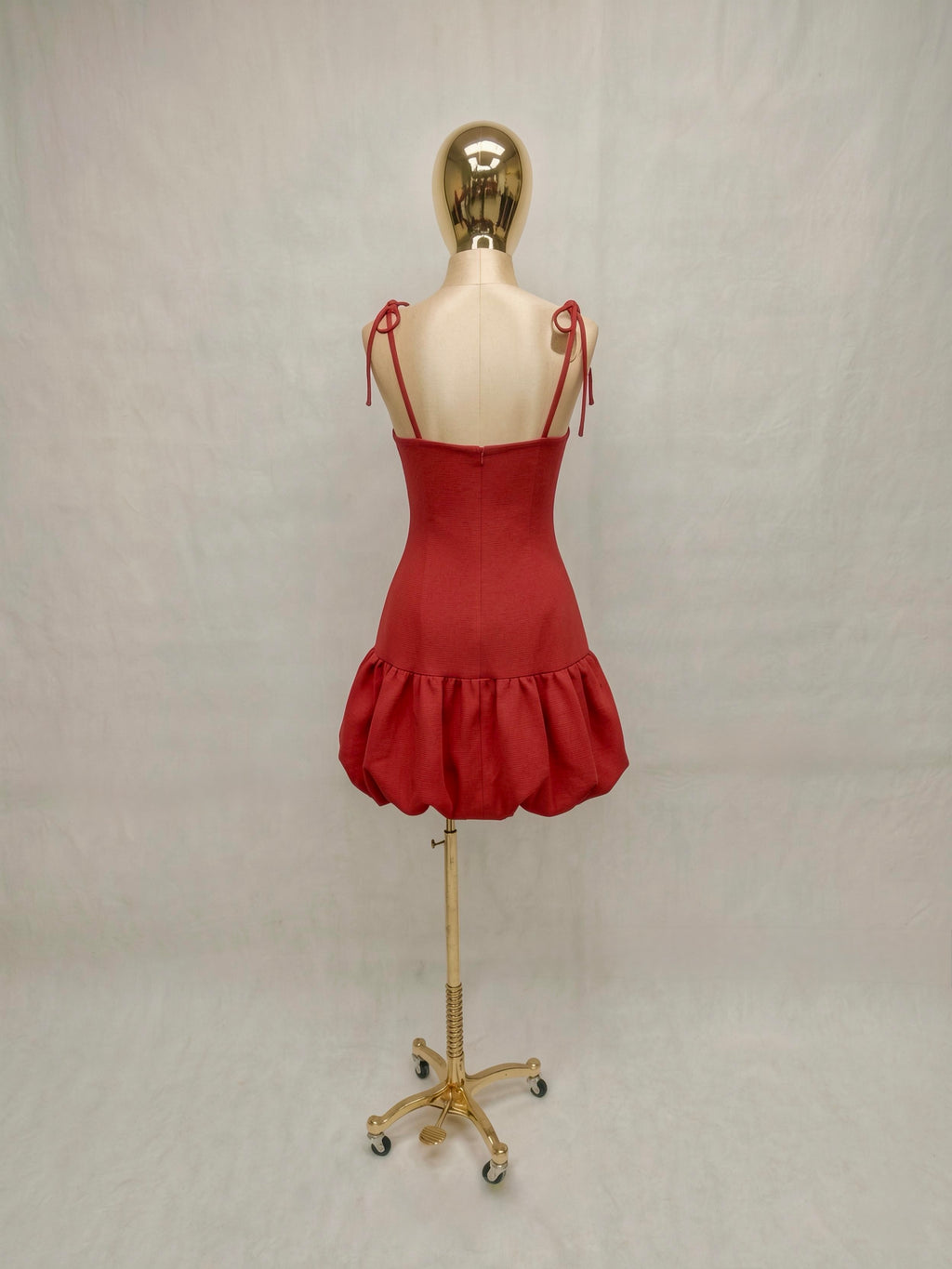 Vestido Escote con Flor y Olanes con Flores