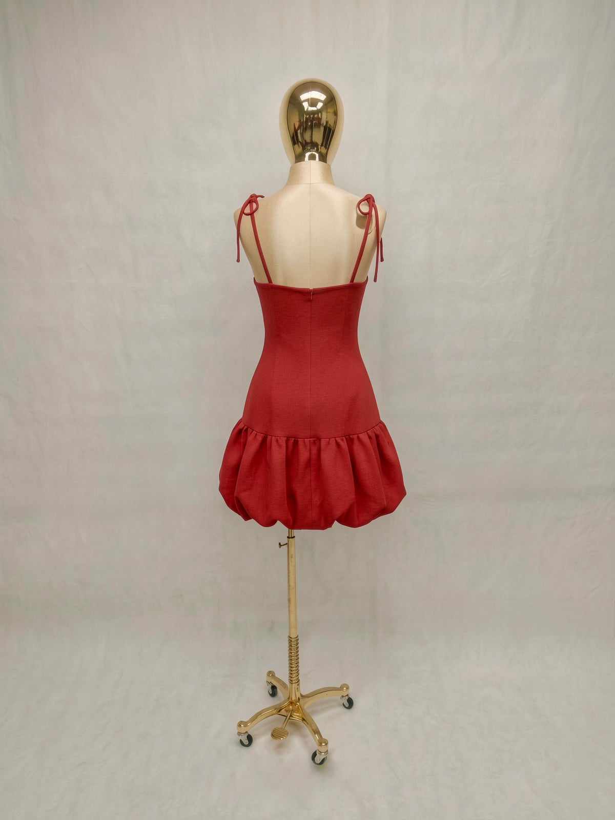 Vestido Escote con Flor y Olanes con Flores