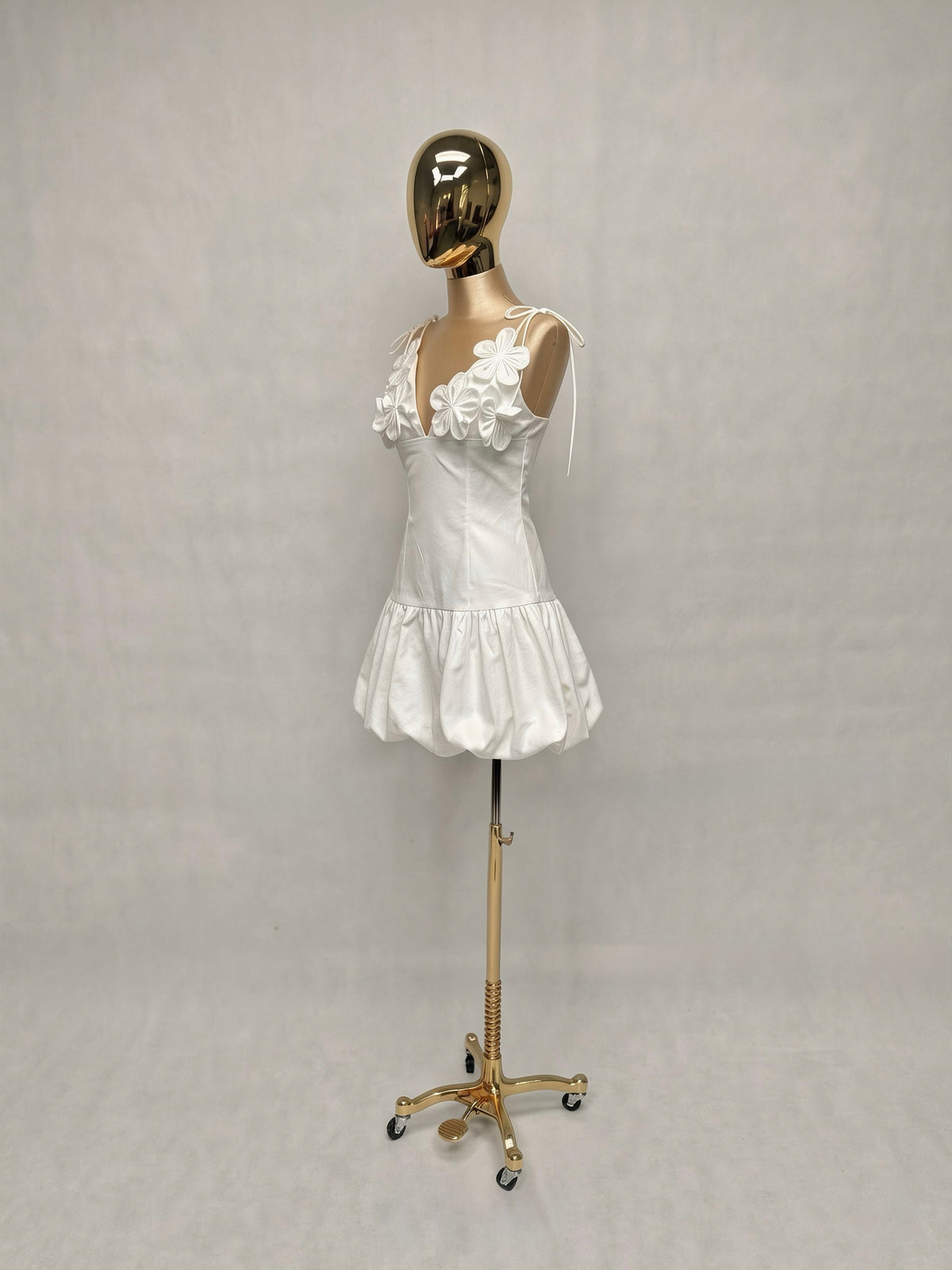 Vestido Escote con Flor y Olanes con Flores