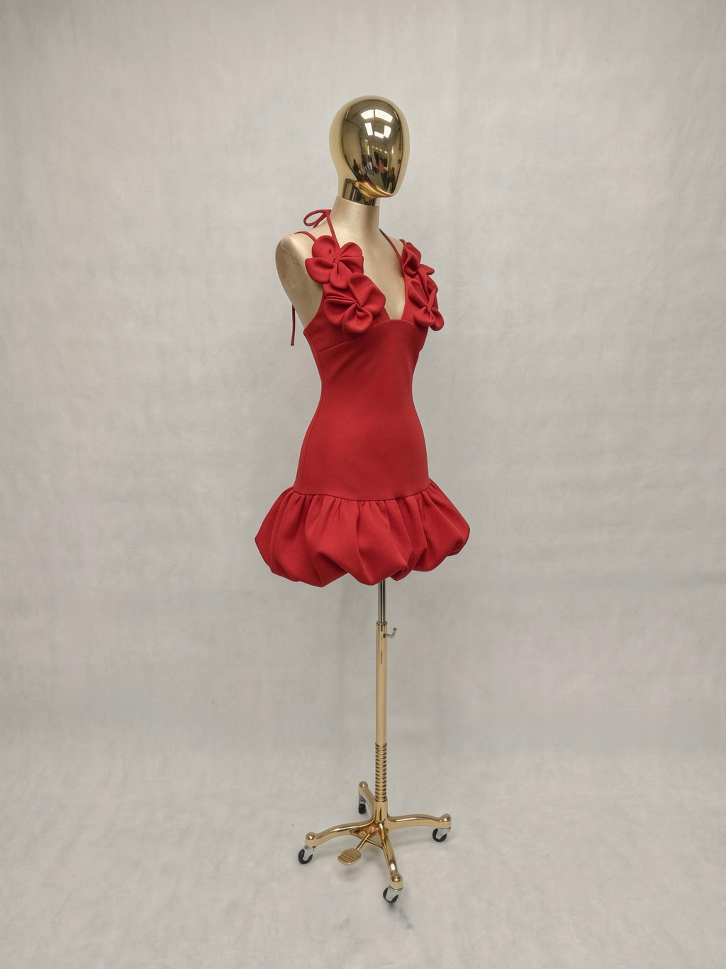 Vestido Escote con Flor y Olanes con Flores