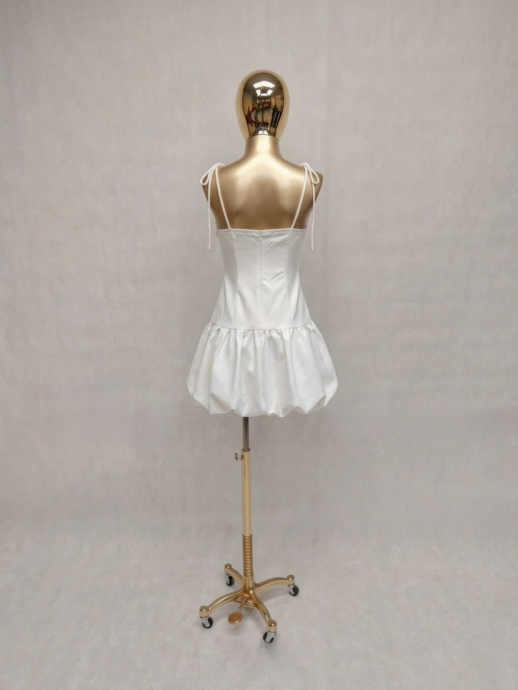 Vestido Escote con Flor y Olanes con Flores