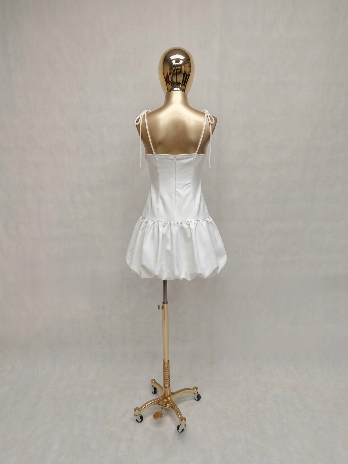 Vestido Escote con Flor y Olanes con Flores