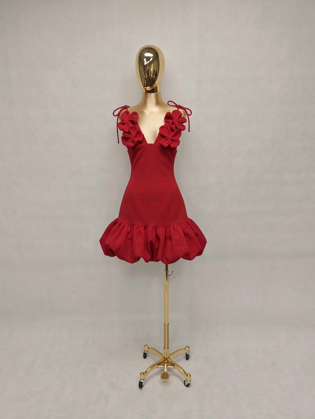 Vestido Escote con Flor y Olanes con Flores