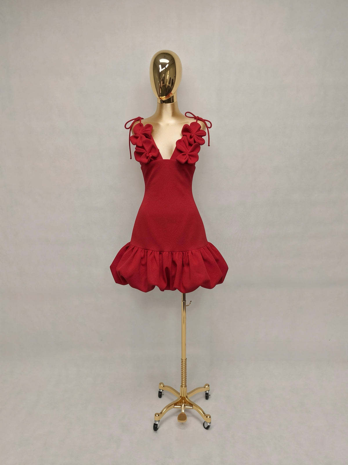 Vestido Escote con Flor y Olanes con Flores