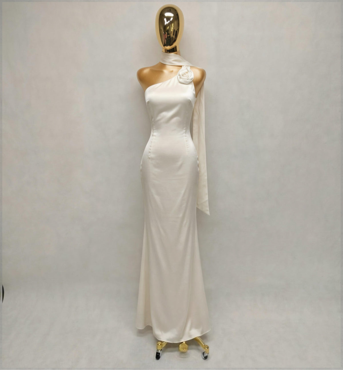 Vestido Satinado con Flor